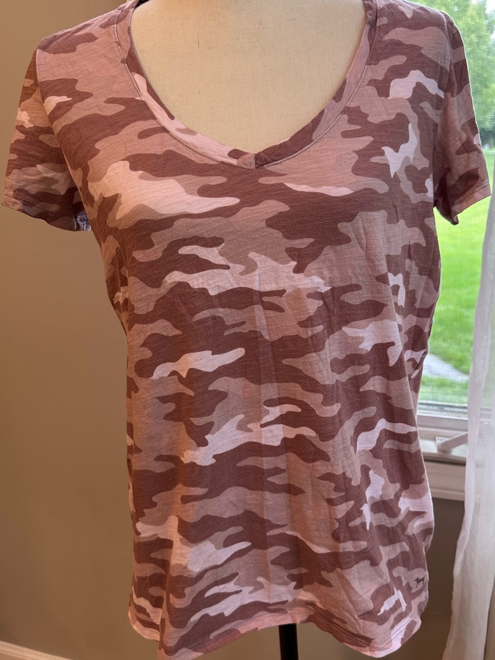 Victoria’s Secret PINK camouflage tee pink/ mauve v neck sz large